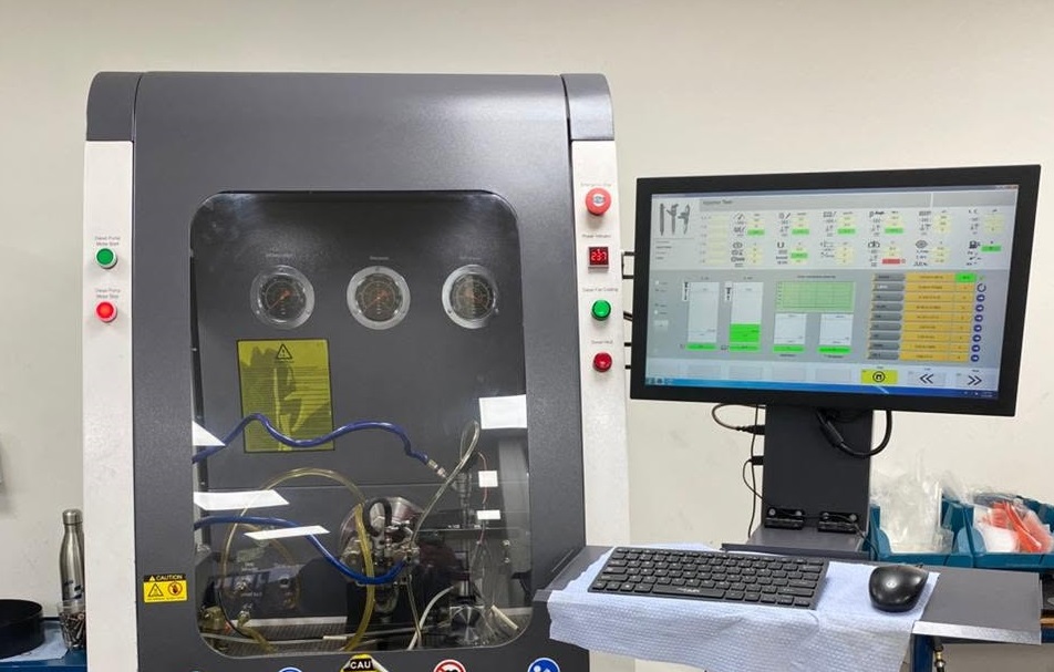 Técnico realizando calibración de precisión bajo microscopio